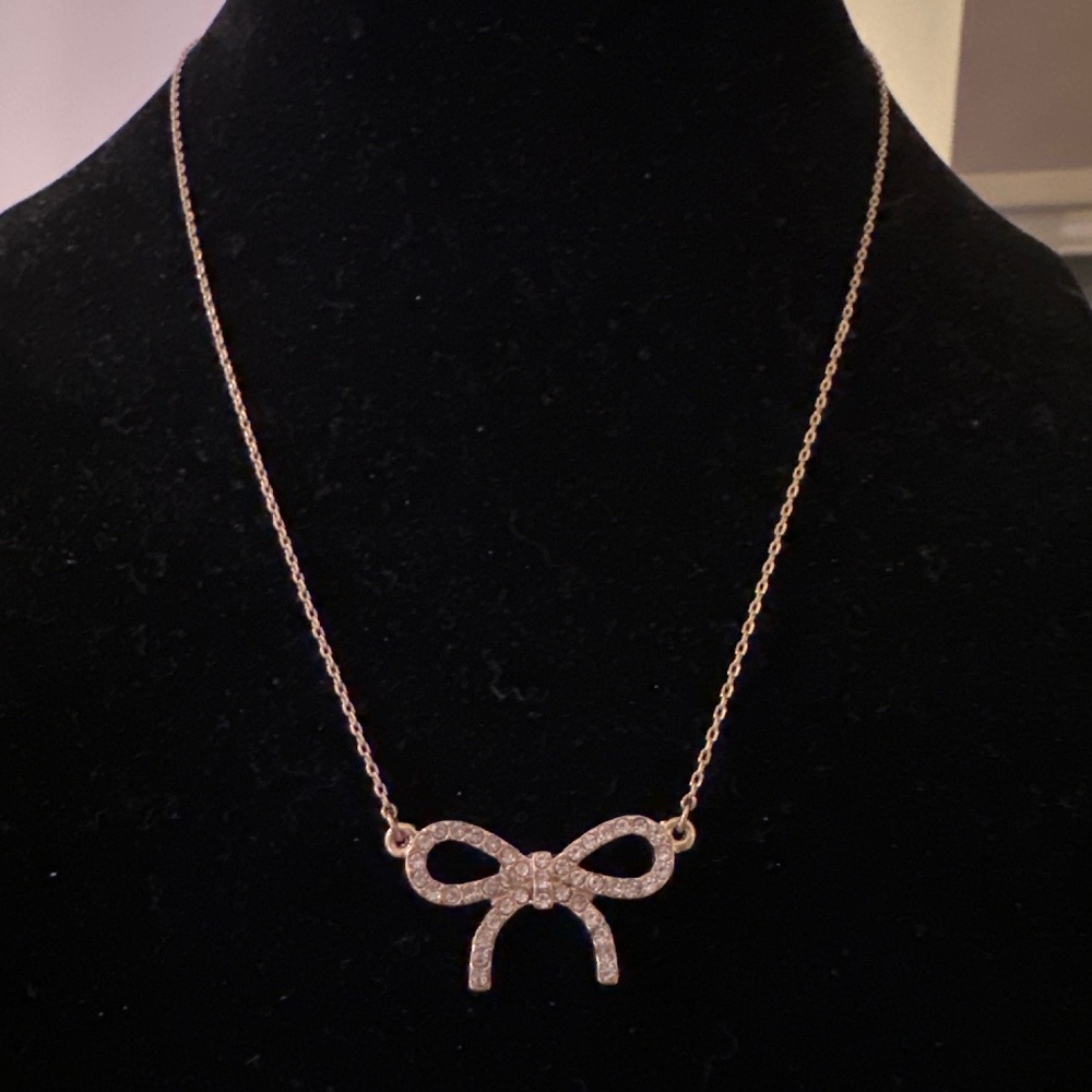 Bow gold color necklace
